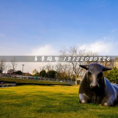 臥牛銅雕，草地銅牛雕塑