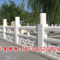 小湖邊石頭，擋板石雕