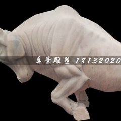 晚霞紅開荒牛雕塑，廣場石雕牛