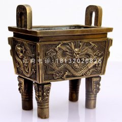 龍浮雕鼎，四足銅鼎