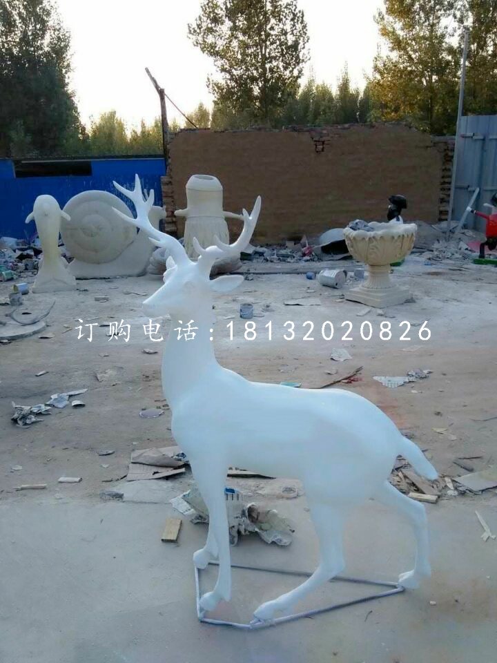 白色的小鹿雕塑,玻璃鋼動物雕塑