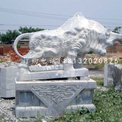 青石拓荒牛，廣場石雕牛